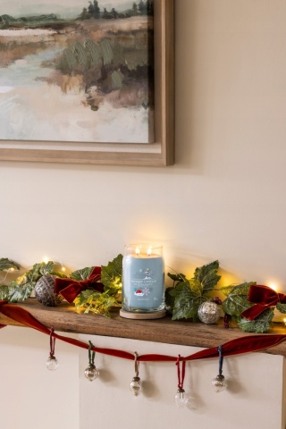 YC SIGNATURE - Świeca duża NORTH POLE HIDEAWAY