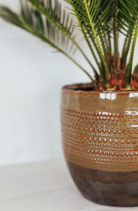 Osłonka na doniczkę ceramiczna brązowa szkliwiona