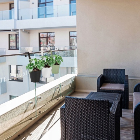 FLOWER POT WITH HOOK TWIST