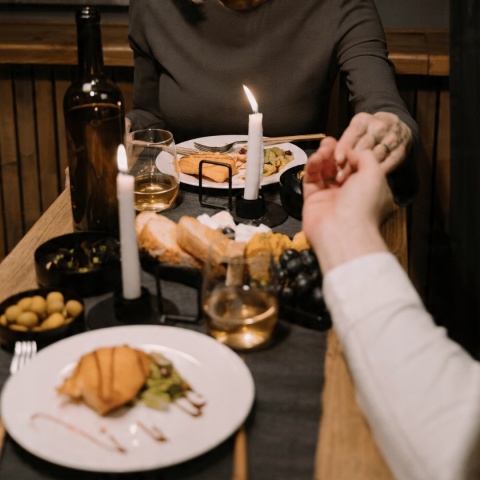 Długie świece stołowe gładkie białe 4-pak eco