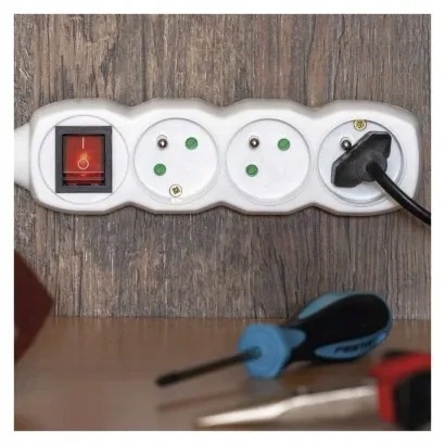 PRZEDŁUŻACZ Z UZIEMIENIEM / Z WYŁ. / 6G / 3M