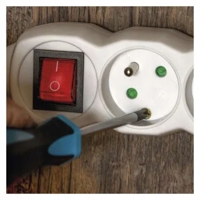 PRZEDŁUŻACZ Z UZIEMIENIEM / Z WYŁ. / 6G / 3M