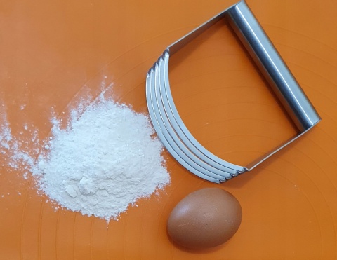 SIEKACZ DO CIASTA KRUCHEGO 9110