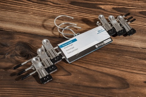 WIESZAK Z KLAMRAMI NA SPODNIE