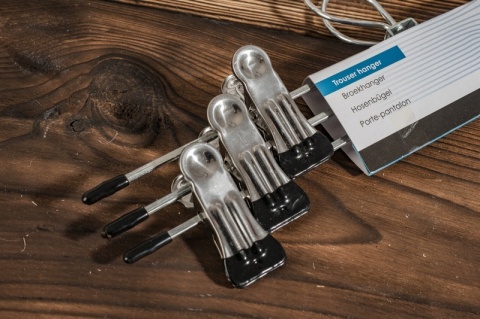 WIESZAK Z KLAMRAMI NA SPODNIE