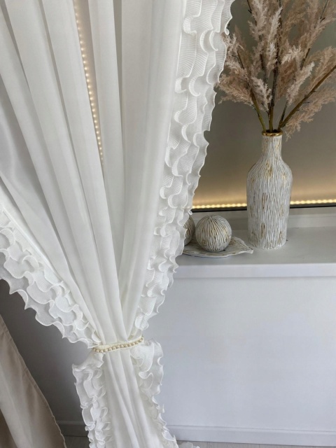 FIRANA GOTOWA biała z etaminy z kryształkami na taśmie Kathy 140x270 FIRANA GOTOWA biała z etaminy z kryształkami na taśmie Kathy 140x270