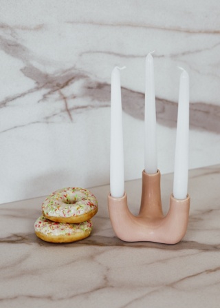Świecznik długie świece ceramiczny różowy boho 3